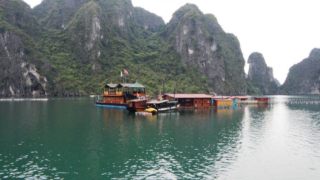 Floating Pearl Farm, Ha Long Bay
